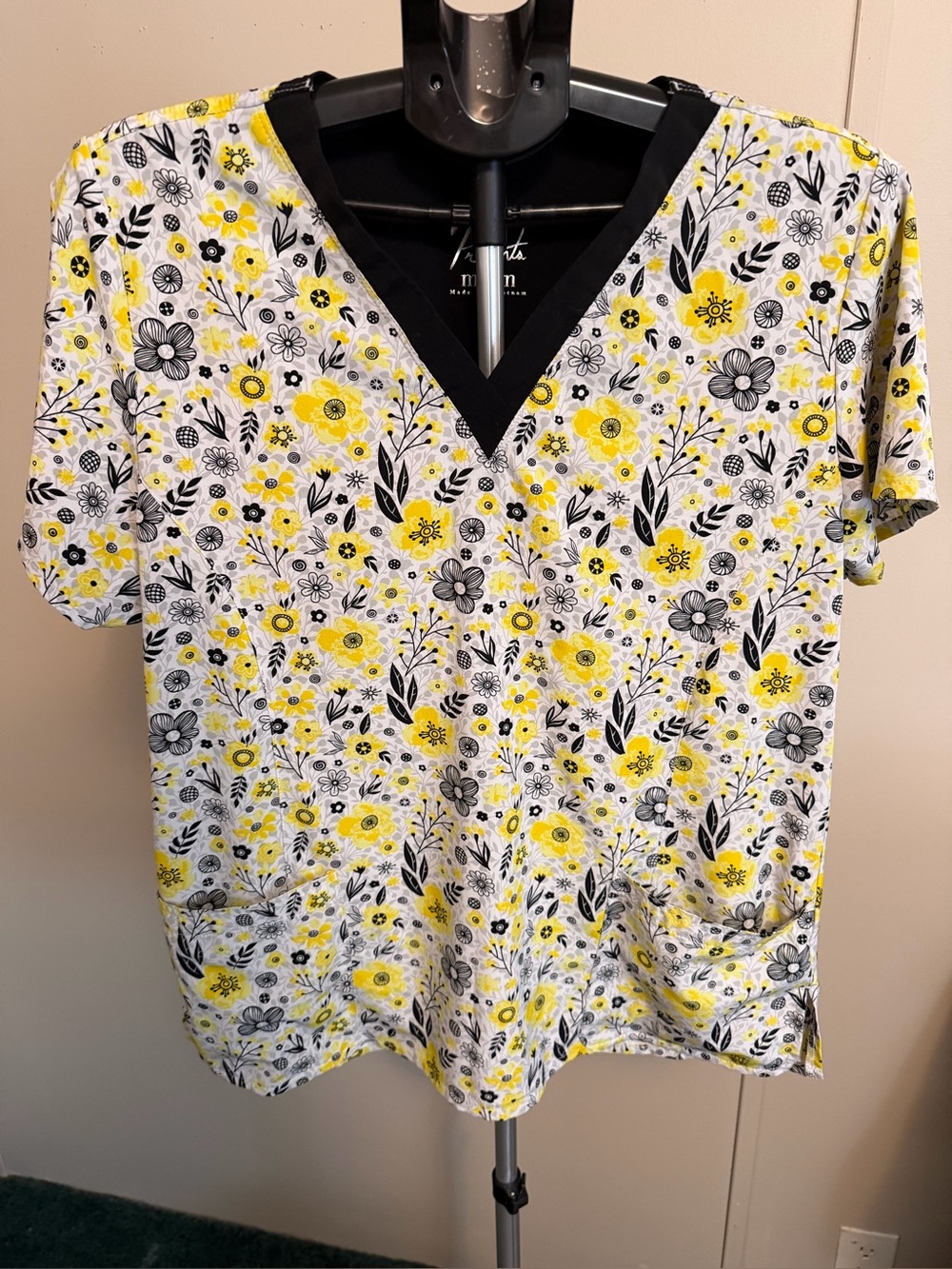 Prints by Maevn V-Neck Short Sleeve Medical Scrub Top - Size L